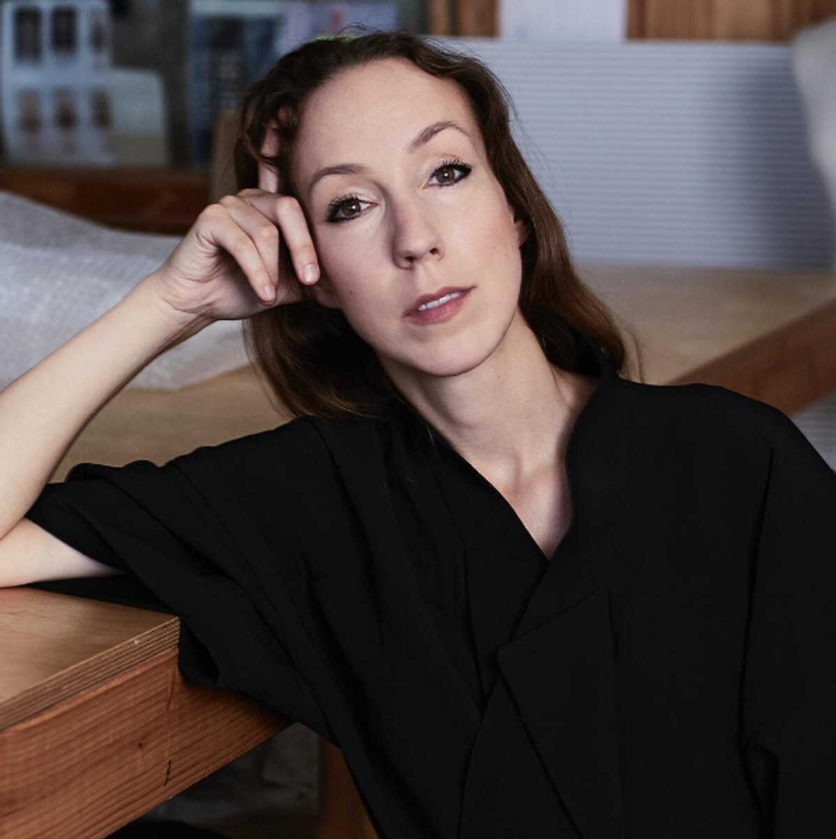 Iris van Herpen Harpers Bazaar NL, ноябрьский выпуск: интервью с IVH и фотосессия в ателье IVH в Амстердаме. 