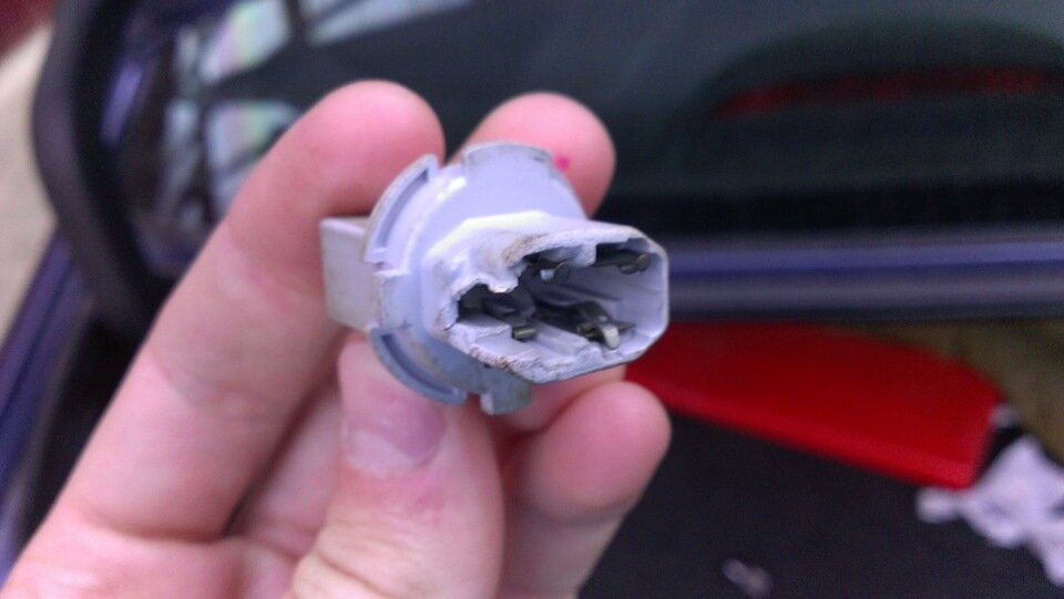 оплавленный патрон - следствие либо чрезмерно мощной лампы, либо плохого контакта