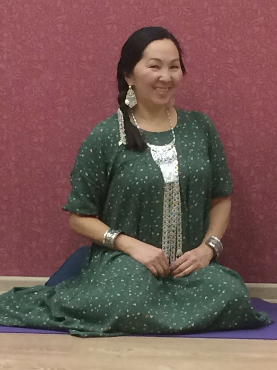 Зачем активировать родовой канал? Казалось бы, достаточно того, что чему мы научаемся в течении жизни. Ведь учимся не только у родителей, но и у общества в целом. Родители, воспитывая нас, конечно, раскрывают родовой канал. Но не все передается через родителей. Большую силу имеет общение с дедушками бабушками, прабабушками и прадедушками, огромное влияние имеет знание своего рода, чем занимались ваши предки, откуда были родом, чему тяготели, чем болели… Такое знание дает более полное раскрытие родовых энергетических каналов. Медитация на род, родовой канал более сильно активизирует поддержку рода, особенно в важные, сложные, тяжелые моменты жизни, помогает выздоровлению. 