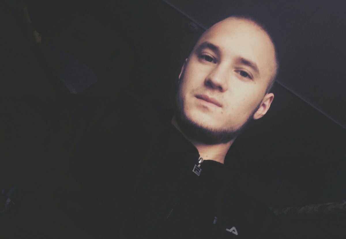 Пермский студент умер в Нижнем Новгороде из-за паразитов в печени. Юноше долго не могли поставить правильный диагноз.  
В реанимации одной из больниц Нижнего Новгорода скончался приезжий студент Руслан Сыстеров. 

Как сообщают СМИ, 21-летний уроженец пермского городка Кудымкара обнаружил у себя тревожные симптомы ещё в конце 2018 года, но поначалу не придавал этому особого значения. Однако, когда состояние молодого человека ухудшилось, пришлось обратиться к врачам. 

Ни в родном городе, ни в Перми поставить правильный диагноз Руслану врачи не сумели, сначала предположив, что у него гепатит, а затем – эхинококкоз (болезнь из-за гельминтов). Лишь медики Нижнего Новгорода смогли точно определить, что у юноши альвеококкоз – редкое заболевание от попадания в организм личинок паразита, переносчиками которых являются дикие лисы, волки и бродячие собаки. 

Руслану было сделано пять операций, в том числе по пересадке печени, где донором выступила его родная тётя. С 5 на 6 июля молодому человеку стало хуже. Из реанимации он успел позвонить родным и рассказать, что врачи обсуждают возможность проведения шестого по счёту хирургического вмешательства. Однако вскоре после телефонного разговора пациент умер. 

До сих пор неизвестно, как личинки могли попасть в организм молодого человека. По словам специалистов, болезнь могла не давать о себе знать на протяжении нескольких лет. При этом заразиться можно не только при личном контакте с животным, но и просто съев немытую дикую ягоду, сорванную в том месте, где лежало больное животное. 

Пермские журналисты направили запрос в Министерство здравоохранения с просьбой разъяснить, почему местные врачи не смогли поставить верный диагноз погибшему студенту и можно ли было его спасти, если бы альвеококкоз был распознан сразу.
