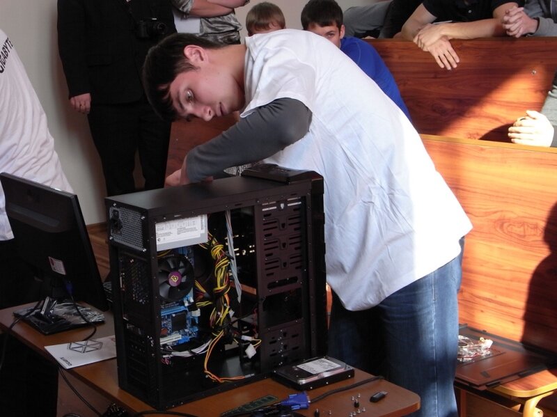 Чинит комп. Человек со сломанным компьютером. Чинит компьютер. Девушка с компьютером. Разные компьютеры.