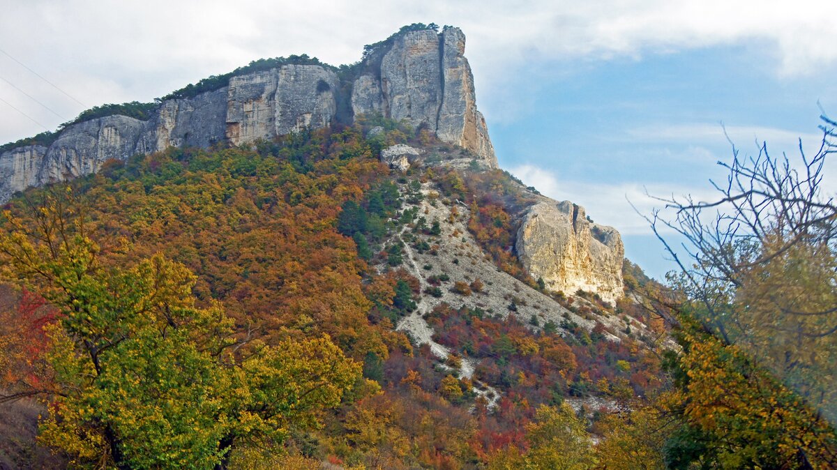 По пути любуемся горами и осенними красками.