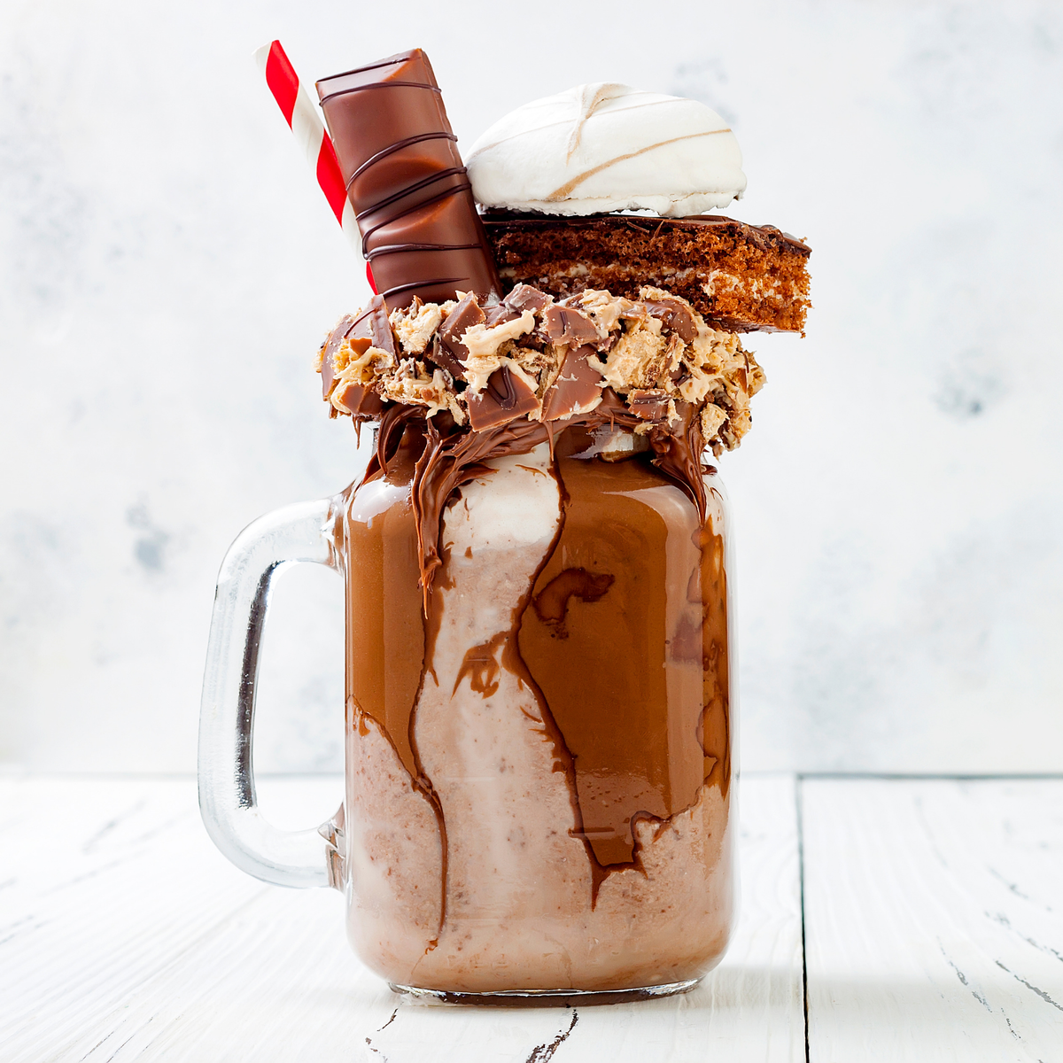 По факту стакан был просто стеклянным, но с наклейкой в виде единорогов 