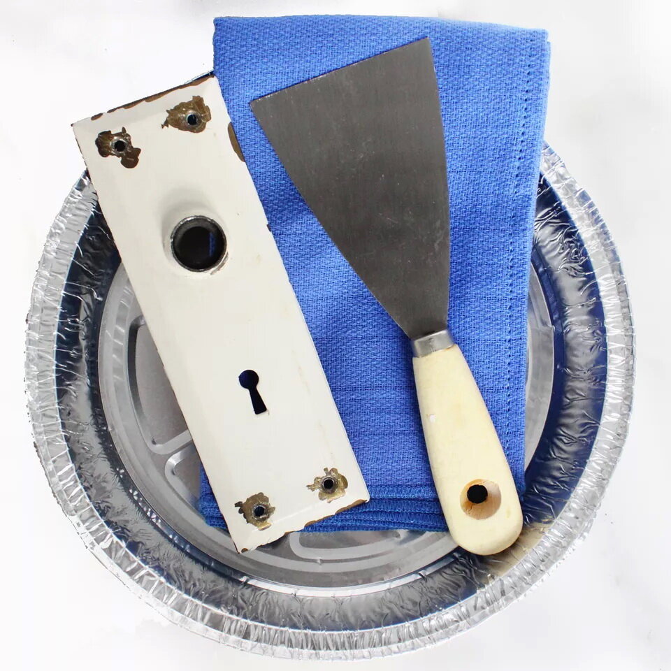 Чтобы предотвратить попадание потенциальной свинцовой краски в кухонную посуду, мы решили использовать одноразовую алюминиевую емкость.