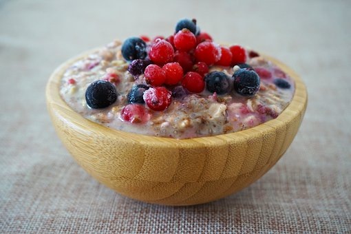 https://pixabay.com/photos/oats-overnight-oats-porridge-sweet-3272113/