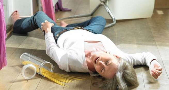 Итак, алкогольная эпилепсия (АЭ) — это вид симптоматической эпилепсии (встречаются такие названия, как винная или височная эпилепсия, они также применимы к АЭ), который развивается у лиц со второй или третьей стадией алкоголизма. В отдельных случаях, возможно, появление симптомов алкогольной эпилепсии и у лиц, не страдающих алкоголизмом, но употребивших большое количество спиртного. Связано это, как правило, с токсическим отеком мозга, который развивается на фоне однократного вливания огромных доз алкоголя.