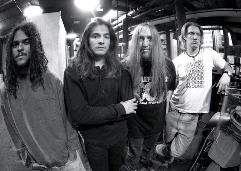 Брэнт Бьорк dr, Джон Гарсия v, Скотт Ридер b, Джош Хомм g.