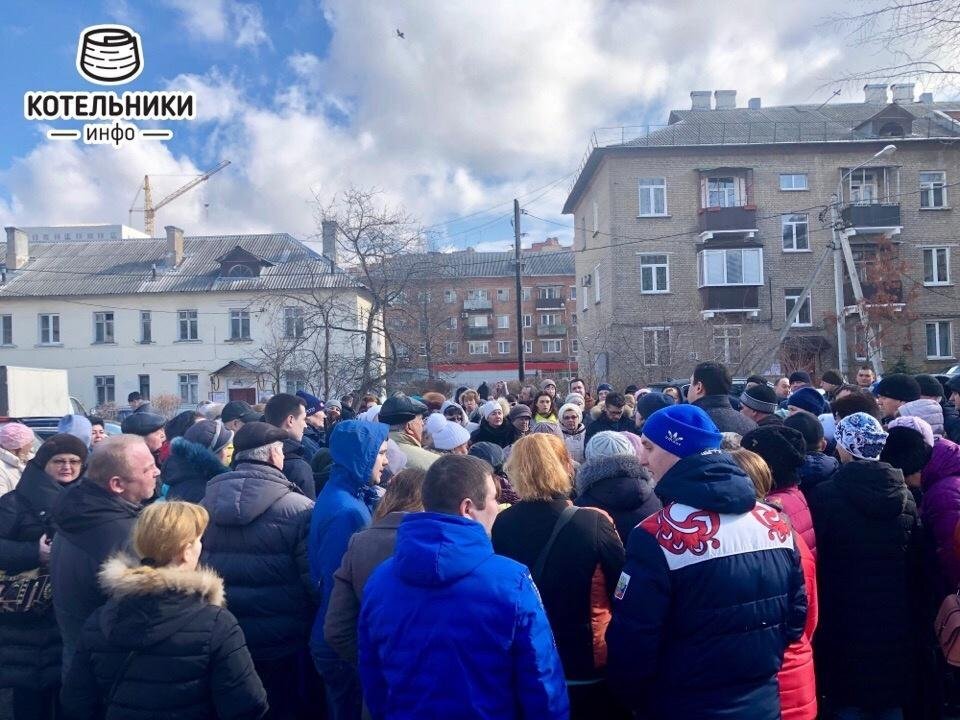 Сход жителей домов, которые городские власти Котельников решили снести (март 2019). Источник: Activatica 