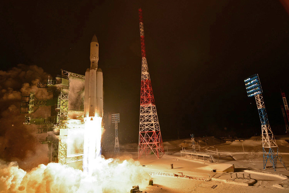  310"Роскосмос" не отказывается от создания нового семейства российских экологически чистых ракет "Ангара", но под запуск с космодрома Восточный в 2021 году трех спутников "Гонец" адаптировали проверенный носитель "Союз-2.1".Фото: Пресс-служба Министерства обороны РФ/ТАСС