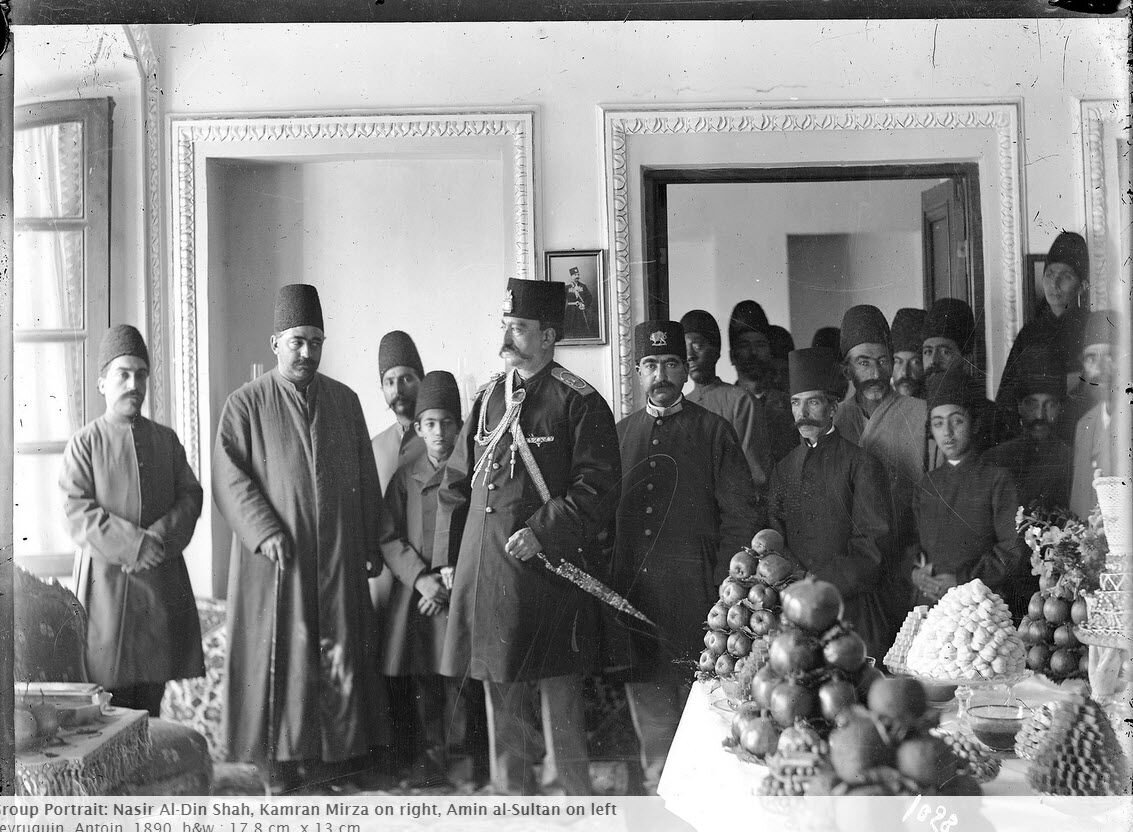 Насреддин-шах (в центре) с приближенными