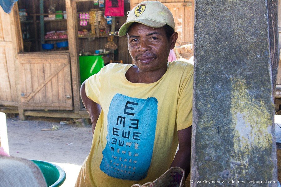 2. Модный посетитель. Вся одежка секонд хэнд.

