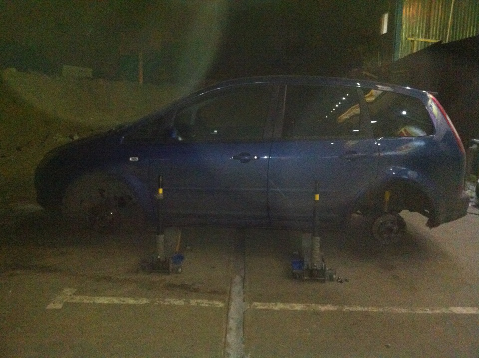 мой амтомобиль во время выполнения процедуры сезонного шиномонтажа. фото из моего блога на сайте drive2.ru