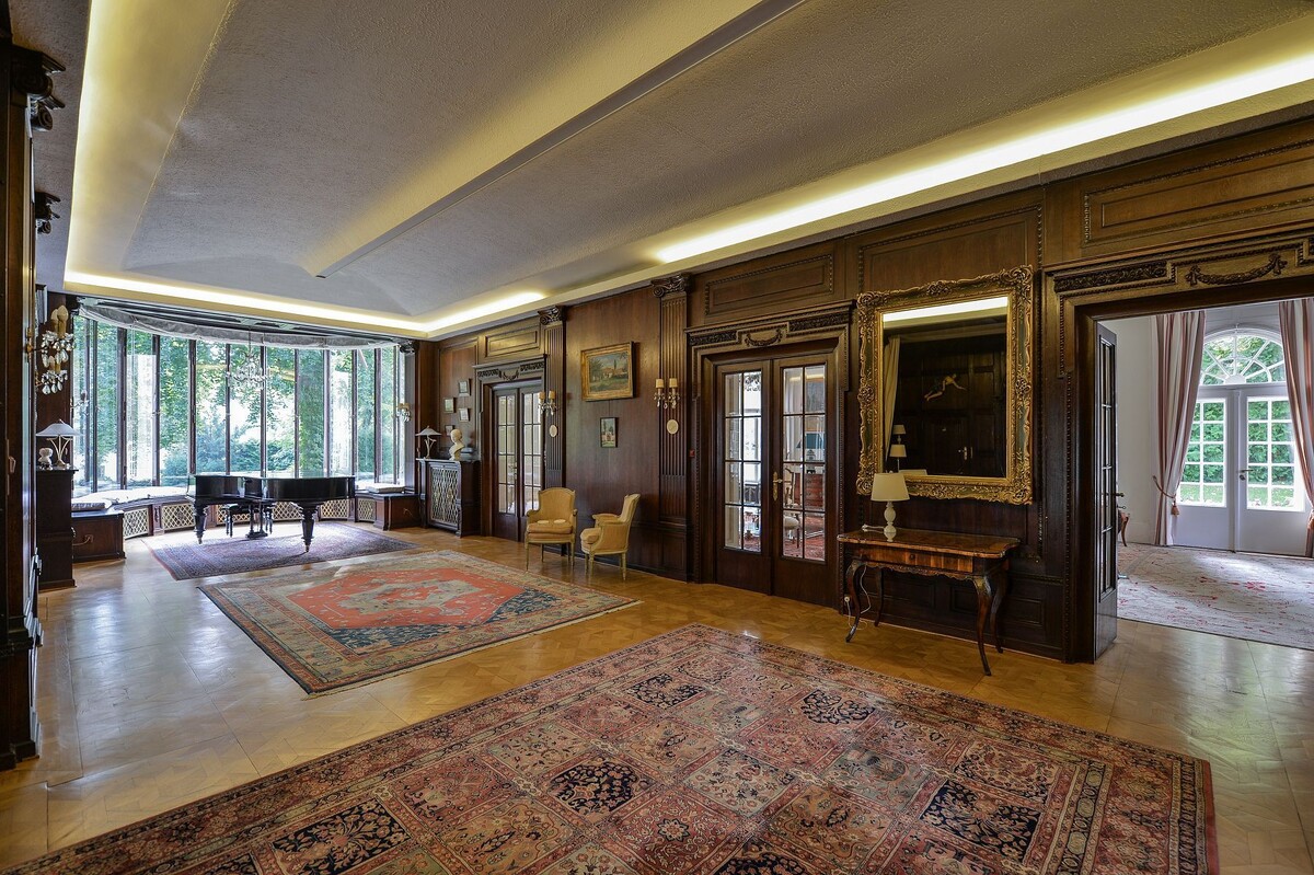 На первом этаже находятся презентабельный номера, которые служат для прием гостей. Деревянные полы защищают персидские ковры, а стены отделаны деревянными панелями и украшены резьбой.