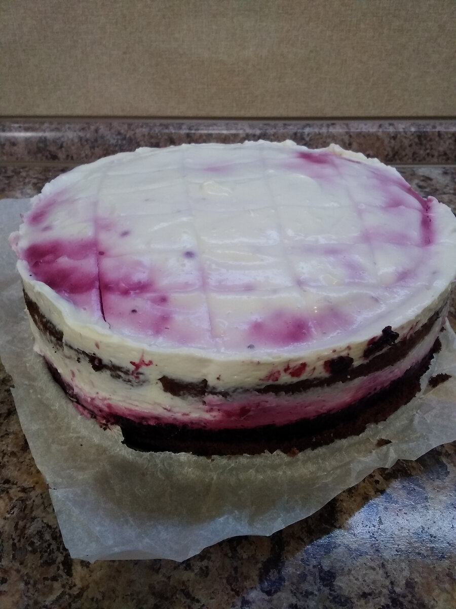 Кривенький, но вкусный. Коржи смазала черной смородиной с небольшим количеством сахара. Размолотила замороженную смородину с сахаром в блендере. 