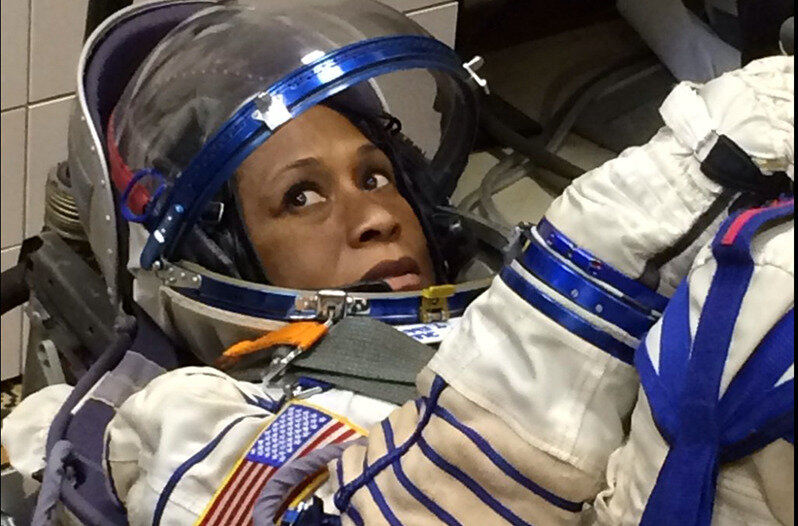 негритянка американский флаг. николь манн астронавт. мэри джексон скрытые фигуры. афроамериканки наса. мэй джемисон.