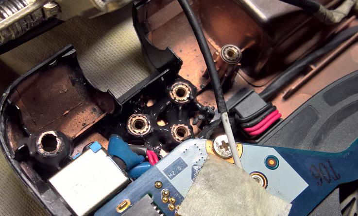 Установил гайку в повреждённое место и обмазал холодной сваркой, заодно обмазал остальные гайки