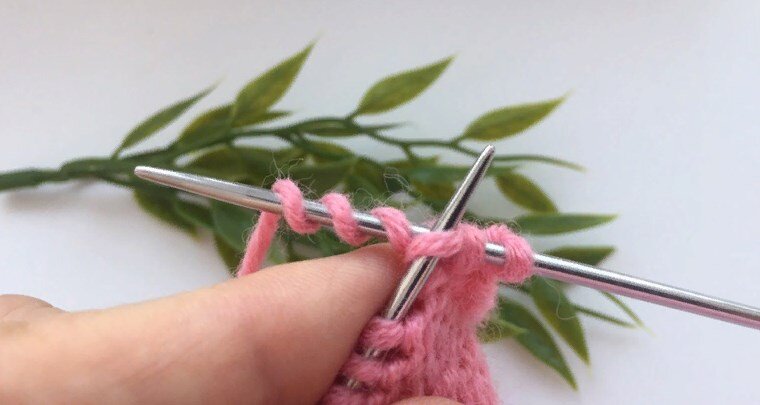 делаем 3 витка (накида)  на спицу 