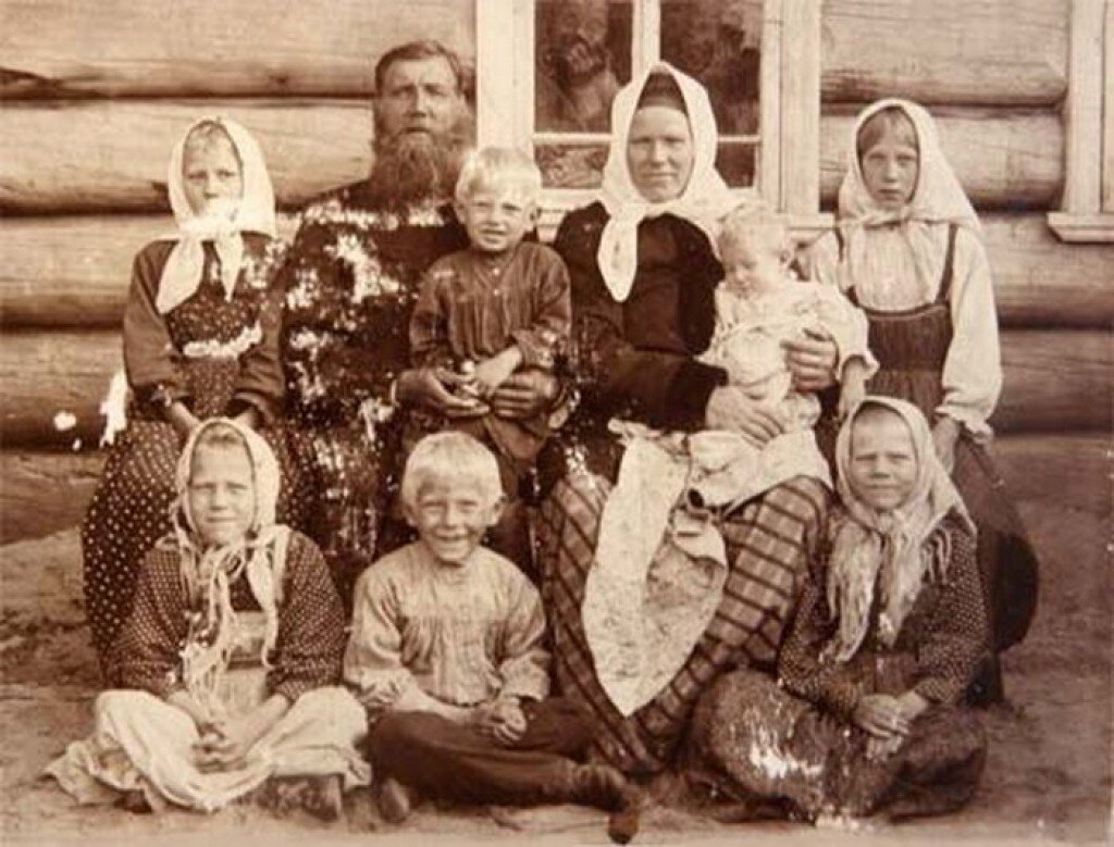 Какой была крестьянская семья. Крестьянская семья 19 века. Патриархальная русская семья в дореволюционной России-. Семья крестьян 19 века в России. Семья 19 век Россия крестьяне