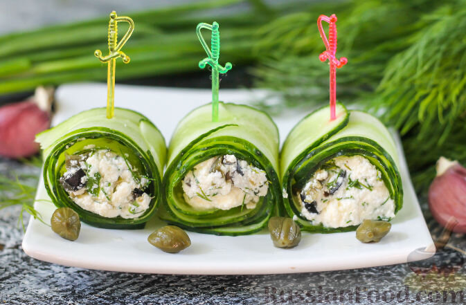 огурцы, сыр, творог, каперсы, маслины, сметана, соль, укроп, лук зелёный