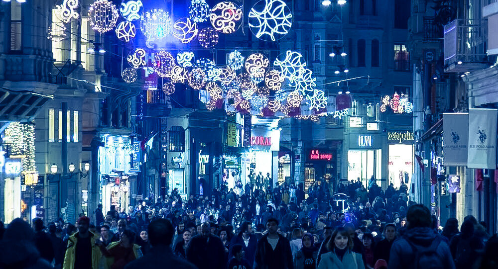 Улица Истикляль в новогоднем убранстве 