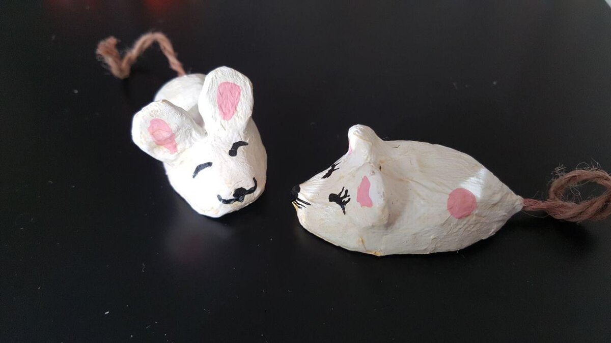 Белые мышки: папье-маше, краски.