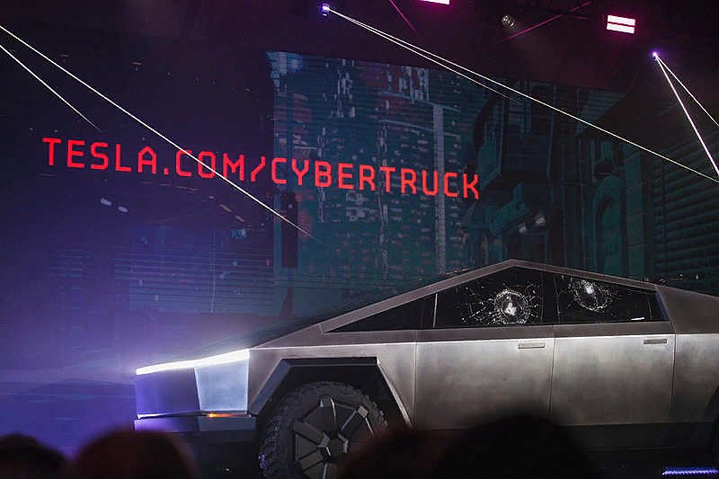 Презентация Tesla Cyber Truck, как раз на этом фото видно, что в окнах автомобиля трещины