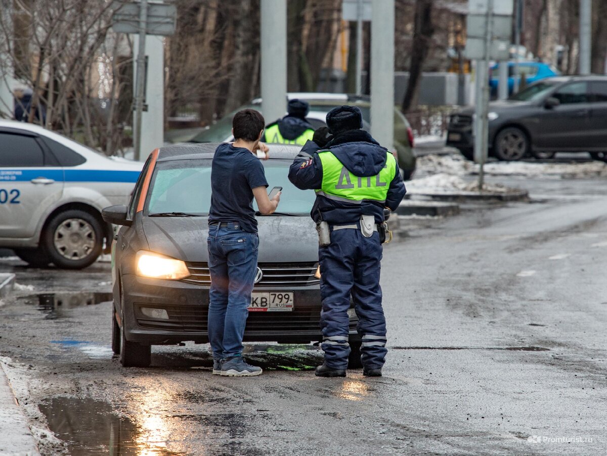 Водитель закрыл номер на авто, но всё равно попался инспектору ГИБДД ??‍♂️⛓