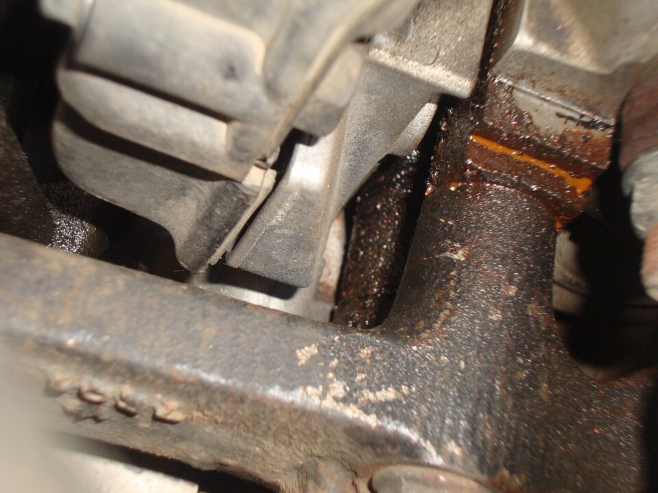 Следы охлаждающей жидкости на двигателе автомобиля