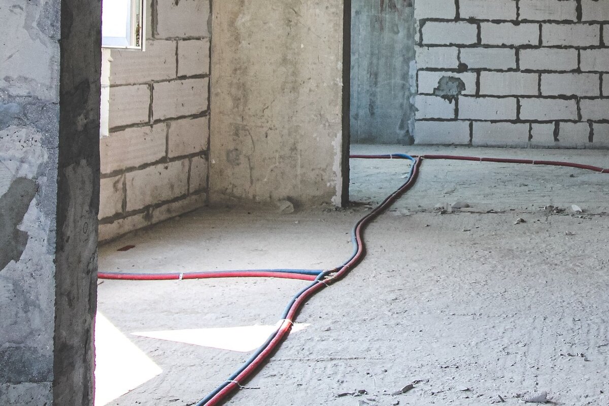 (Классическая (одноконтурная) разводка труб от застройщика) 