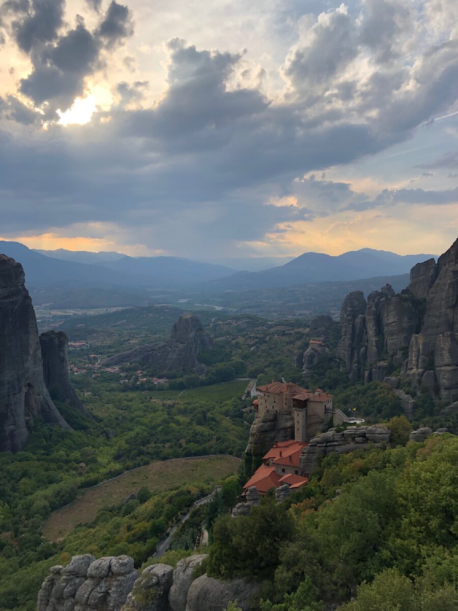 Вид на скалы, на которых расположены монастыри