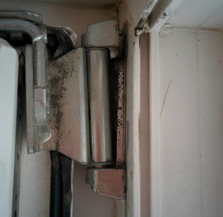 Петля не выдержала нагрузку // Источник: servisokon.info 