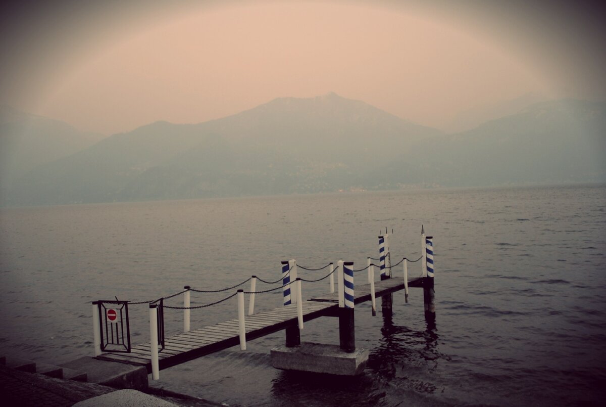 Nella prima fase dello studio dei problemi dell'inquinamento urbano, Gas de France e altre organizzazioni che hanno sviluppato l'uso del gas naturale come carburante per motori hanno deciso di sviluppare i vantaggi riconosciuti del gas naturale nel settore dei trasporti pubblici. 




Il gas naturale come carburante per motori - che cos'è?



Il gas naturale è un carburante alternativo per auto di ogni tipo. Questo è lo stesso gas utilizzato per il riscaldamento o la cottura domestica. È sotto una pressione di 200 bar, cioè simile alla pressione nel serbatoio dell'aria dell'attrezzatura subacquea.





Avendo cinque qualità di base che sono uniche ad esso, il gas naturale come carburante per motori è approvato nel 21 ° secolo come carburante aggiuntivo nei trasporti, oltre al petrolio e ai suoi derivati.



Le riserve di carburante a lungo termine disponibili in grandi quantità consentono di diversificare la sua fornitura.



Carburante ecologico. Il gas naturale, costituito principalmente da metano (CH4), è il più puro e semplice degli idrocarburi. Ha solo un atomo di carbonio, mentre ce ne sono tre in gas di petrolio liquefatto e una dozzina in benzina e diesel. Il gas naturale, usato come carburante per motori, emette meno CO2 e il suo uso dimezza l'emissione di NOx, nonché le sostanze che causano l'effetto serra, il riscaldamento globale e la pioggia acida. Le sostanze rilasciate nel processo di combustione del gas naturale sono significativamente inferiori agli standard ambientali esistenti. Il gas naturale utilizzato come carburante per motori non richiede né lavorazione né trasporto: viene utilizzato il modo in cui viene prodotto. Non emette odori e particelle spiacevoli o altri componenti che inquinano l'ambiente o sono dannosi per la salute.



Carburante affidabile: difficile da accendere, più leggero dell'aria, si dissipa rapidamente in caso di perdite e non presenta rischi di esplosione come altri carburanti.



Carburante che migliora il comfort di vivere in città. Passeggeri e conducenti apprezzeranno le basse vibrazioni dei motori a gas naturale. Anche le persone che vivono sulle strade e gli utenti dei trasporti si sentiranno a proprio agio, poiché il rumore degli autobus che viaggiano a gas naturale è tre volte inferiore rispetto a un autobus normale.



Carburante economico. Il costo del gas naturale usato come carburante per motori è inferiore al costo di altri tipi di carburante.



Il gas naturale come carburante alimenta alcune cifre eloquenti

Gas naturale come carburante per motori

Oggi in Francia, metà delle città con una popolazione di oltre 200.000 abitanti utilizza gas naturale come carburante, ovvero più di 30 città, come Besancon, Bordeaux, Dunkerque, Grenoble, Mans, Lille, Montpellier, Nancy, Nantes, Nizza , Parigi, Poitiers, Strasburgo, Tolosa. Pertanto, 700 autobus su un totale di 1.400 pianificati sono attualmente in funzione in Francia e ogni terzo nuovo autobus funziona a gas naturale.



Le prospettive di sviluppo sono significative sia nella direzione dell'aggiornamento della flotta di autobus, sia nelle macchine per la pulizia, sia nella flotta di veicoli commerciali leggeri.



La Francia non è un esempio isolato, poiché 1,7 milioni di auto operano a gas naturale come carburante per motori. Di questi, circa 700.000 in Argentina, 370.000 in Italia, circa 100.000 negli Stati Uniti (inclusi oltre 6.000 autobus), 34.000 in Egitto, 20.000 in Canada ...



Il gas naturale è un combustibile economico. In Francia, il bilancio economico di una stazione di servizio con un diesel si ottiene a partire da 500.000 m3 (n) di gas naturale, che equivale in media a 20 autobus (ovvero 25 BOM o 500 VUL). Inoltre, il gas naturale è un carburante per motori più competitivo rispetto ai tipi tradizionali (non tenendo conto del costo degli autobus e della disposizione dei depositi).



Le prestazioni del gas naturale nel caso di utilizzo di motori "ottimizzati" adeguati sono superiori rispetto al carburante classico sia in termini di potenza che in termini di velocità, accelerazione, risposta dell'acceleratore o comfort di guida.



Macchine di rifornimento con gas naturale. Esistono diverse soluzioni tecniche per il rifornimento di carburante delle auto con gas naturale:



- Rifornimento di carburante in loco: l'autobus effettua il rifornimento di carburante per diverse ore di notte, mentre si trova nel parcheggio. Questa opzione, di norma, è preferibile, poiché il tempo di rifornimento viene percepito dall'utente come pochi secondi (tempo di connessione e disconnessione del bus).



- Rifornimento di carburante dalla colonna, che può essere effettuato in 5-6 minuti.



Queste stazioni, ovviamente, ricevono gas dalla rete.



Filiale specializzata GNVert per gas naturale come carburante Gas de France

Al fine di promuovere l'uso del gas naturale come carburante per motori, Gas de France facilita l'accesso dei consumatori al gas naturale fornendo un approccio individuale e un lavoro chiavi in ​​mano con l'assistenza della sua filiale GNVert, fondata nel 1998.



In Francia, GNVert fornisce finanziamenti per strutture e supporto pienamente operativo.



Le stazioni sono progettate, costruite da specialisti sotto forma di moduli che consentono di apportare modifiche.



GNVer t:



- adatta i suoi materiali a seconda dello sviluppo tecnologico;



- calcola i parametri delle stazioni al fine di massimizzare l'utilizzo delle installazioni da parte del cliente;



- Conduce un'attenta selezione dei materiali per le apparecchiature delle stazioni (compressori, colonne, sistemi di controllo remoto) al fine di garantirne la qualità, i parametri elevati e il funzionamento a lungo termine;



- richiede elevati requisiti per il funzionamento e la manutenzione delle stazioni costruite da specialisti;



- installa sistemi di controllo remoto 24 ore su 24, 7 giorni su 7;



- agisce molto rapidamente. Quindi, in caso di incidente in una stazione di servizio, l'orario di arrivo del suo personale va dalle due alle tre ore. GNVert si impegna a fornire un controllo ottimale in caso di guasti al fine di fornire un servizio continuo ai trasporti pubblici;



- GNVert garantisce servizi di alta qualità.



Le relazioni con i clienti che gestiscono una rete di trasporto pubblico sono stabilite secondo un sistema self-service. Il conto viene emesso in metri cubi (n).



GNVert offre anche servizi individuali: organizzazione di strutture di stoccaggio e officine, strutture di ingegneria civile, consulenza, audit, ecc.



Ad oggi, la filiale ha costruito e gestisce circa 60 stazioni di gas naturale.



Dal novembre 1999, parallelamente alla proposta di trasporto pubblico, Gas de France e i suoi partner, nell'ambito del protocollo AFGNIV (Associazione francese di gas naturale come carburante per motori), hanno lavorato su altri modi per sviluppare l'uso del gas naturale come carburante per motori: dai parcheggi pubblici e privati auto per entrare nel mercato degli utenti di auto private.



Nel 2002, Gas de France, insieme a TotalFinaElf, aprirà una stazione pilota di gas naturale.



Essere al vertice delle tecnologie e delle innovazioni negli approcci di sviluppo a lungo termine, guidato dal desiderio costante di servire meglio i propri clienti, il Gruppo Gas de France ha numerose opportunità di espandere l'offerta di reti del gas (ricerca, produzione, trattative commerciali, trasporti, distribuzione, servizi).



Lo sviluppo dell'uso del gas naturale come carburante per motori è pienamente coerente con questa logica e soddisfa i requisiti di assistenza sanitaria, protezione ambientale, miglioramento del comfort dell'ambiente urbano, armonia dei requisiti ambientali ed economici.