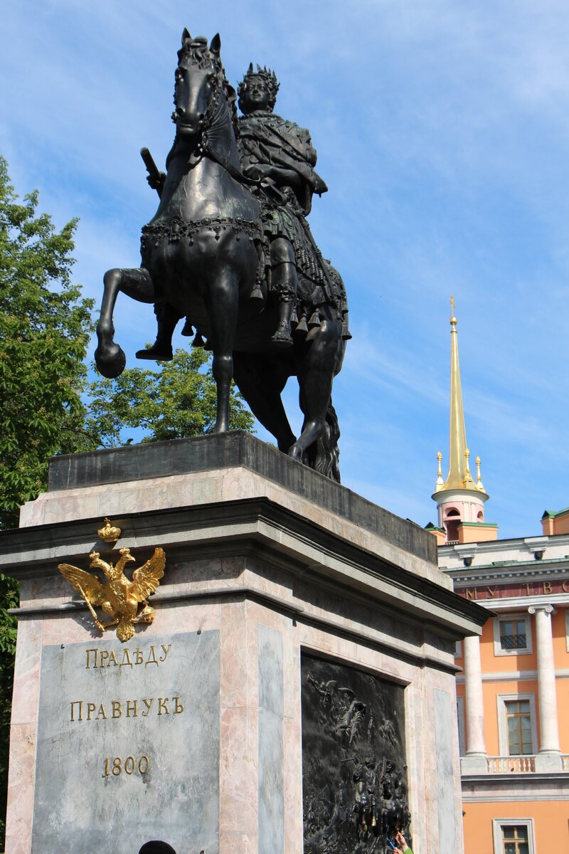 «Прадеду правнук» (Садовая ул., д. 2В) 
1716 — 1800, скульптор Б. К. Растрелли
(фото — О. Феофанова)