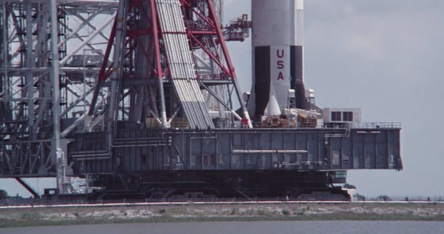 Кадры из фильма "Аполлон-11" (2019 год), транспортировка ракеты