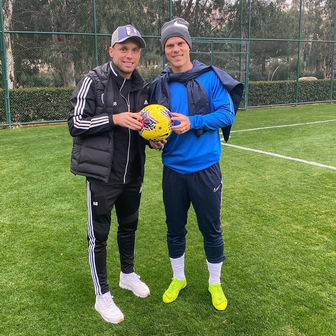 14 февраля 2020 года. Глушаков и Кокорин встретились на товарищеском матче между «Ахматом» и «Сочи». Почему Саша решил прикрыть эмблему клуба - непонятно.