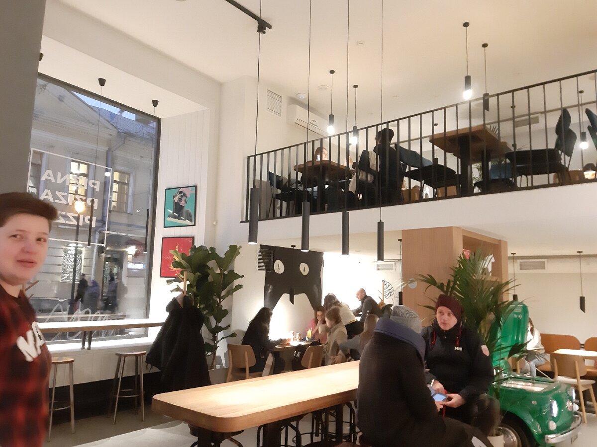 Место двухэтажное. Раньше тут была кофейня Coffeshop Company.