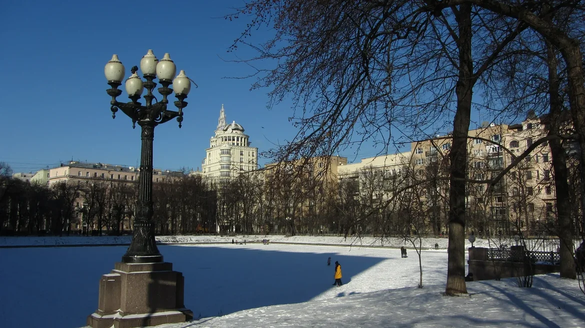 Патриаршие пруды в москве зимой