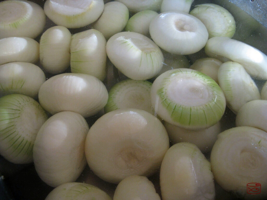 Единственный популярный способ, который чуть-чуть сбивает слезы - держать лук в холодной воде