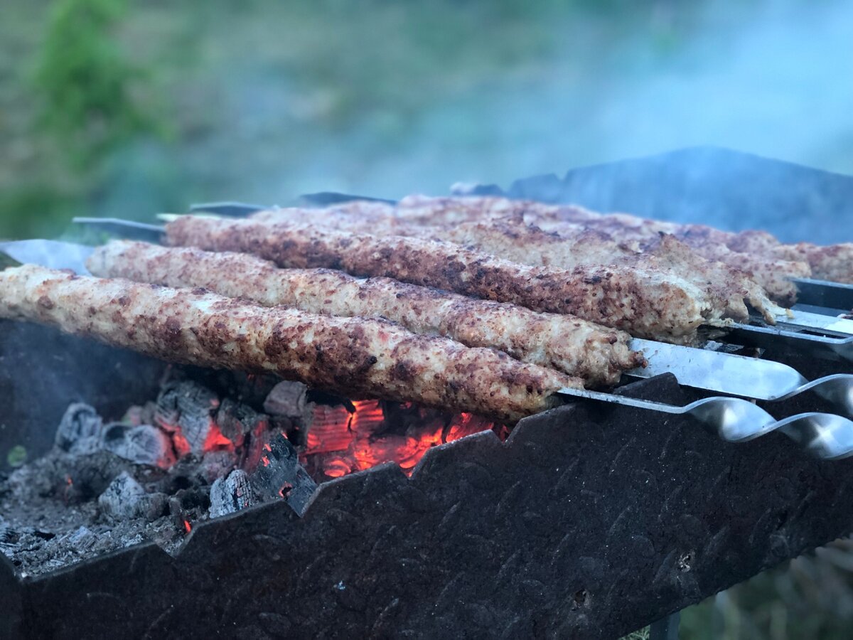 Как приготовить люля кебаб на мангале рецепт. Люля-кебаб на мангале. Майские шашлыки. Шашлык люля. Люля кебаб на костре.