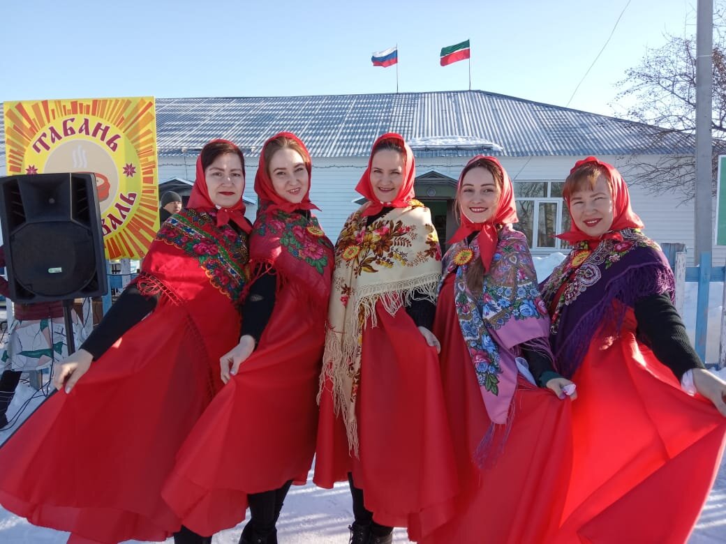 Женщины пекли блины, ароматный запах которых разносился далеко вокруг, мужчины управлялись с огнём. Все угощались блинами, пили горячий чай.