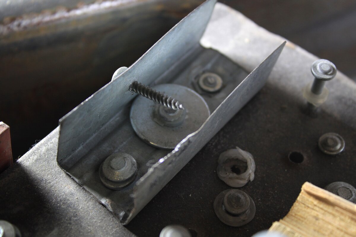 Тестовый образец профиля пристрелянный к стальному швелеру монтажным пистолетом WALTE