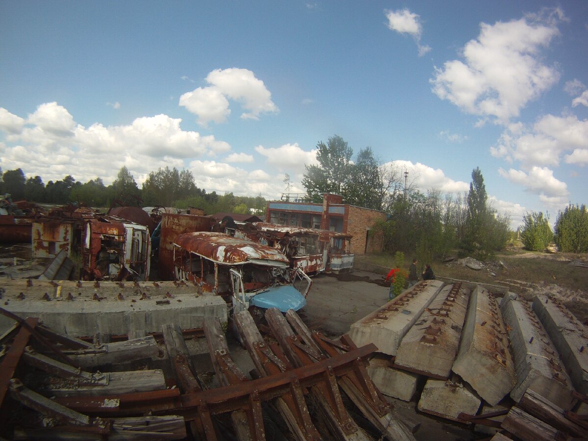 Заброшенные автобусы рядом с Чернобыльской АЭС, 