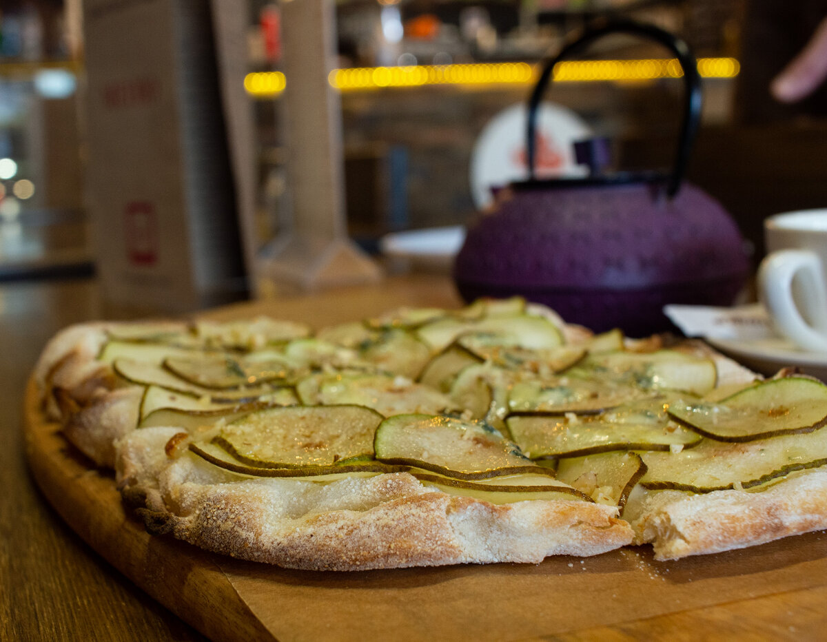 Римская пицца Груша и Горгонзола