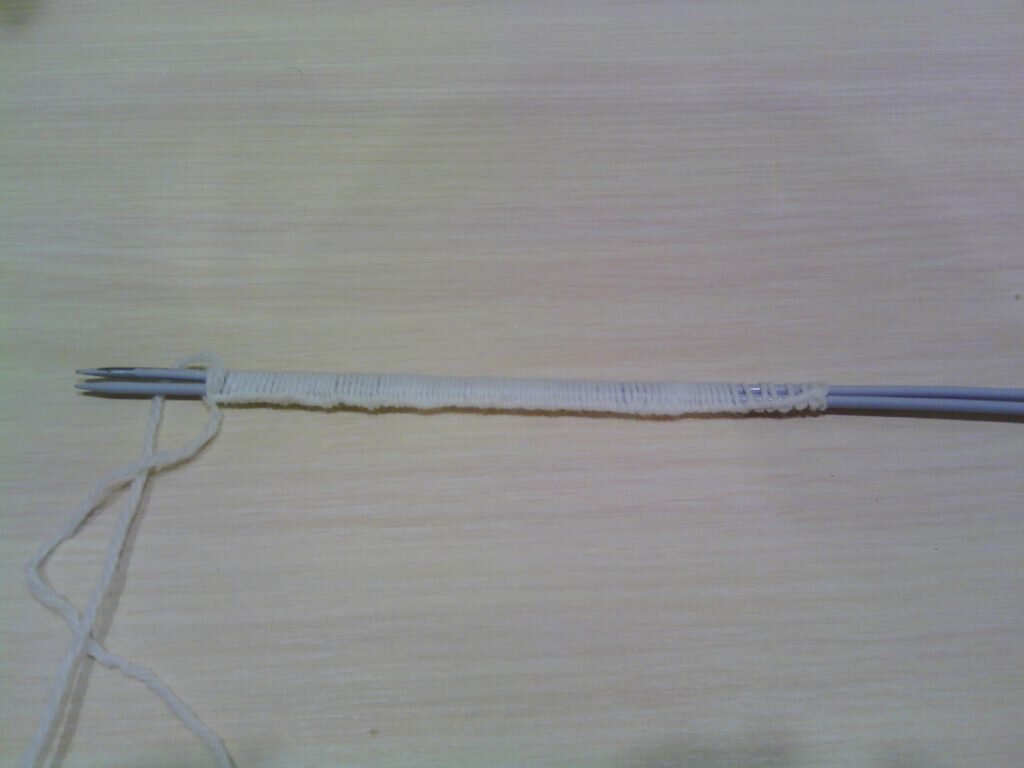 Итак, в моем случае обхват питомца – 37 см. Рассчитанное количество петелек на 1 см – 2,5. Отсюда следует, что на основное полотно необходимо набрать 92,5 петелек – округляем до 100 для последующего шва и кромочных петель, а также для более свободного надевания.