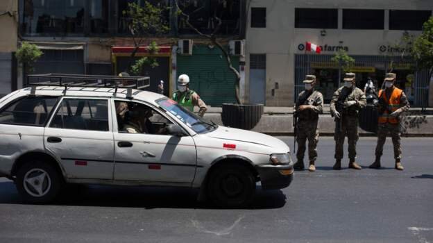 Полицейские патрулируют улицы Лимы, Перу