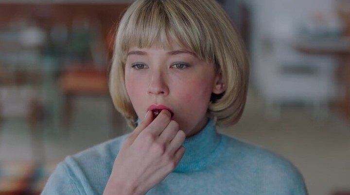 Хейли Беннетт - кадр из фильма "Глотай"