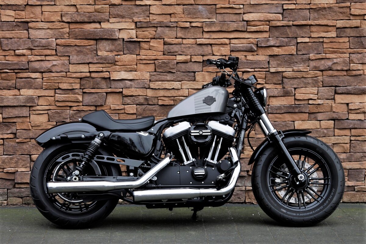 Harley-Davidson Sportster-это линейка железных мотоциклов, выпускаемых с 1957 года непрерывно. Модели Sportster обозначаются в коде продукта Harley-Davidson, начиная с "XL".-2