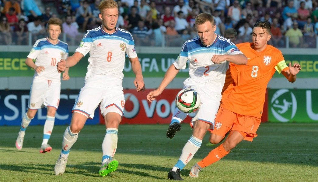 Нури с капитанской повязкой в игре против сборной России