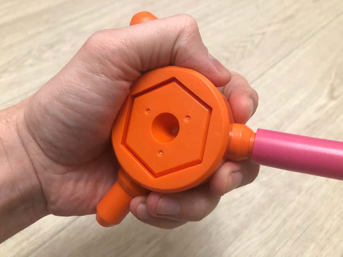 Расширяем трубу. Розовый цвет - немного необычный цвет для сантехники, но что есть под рукой, то и сфотографировал. Уже который день сижу в Москве дома - самоизоляция, увы. Фото автора