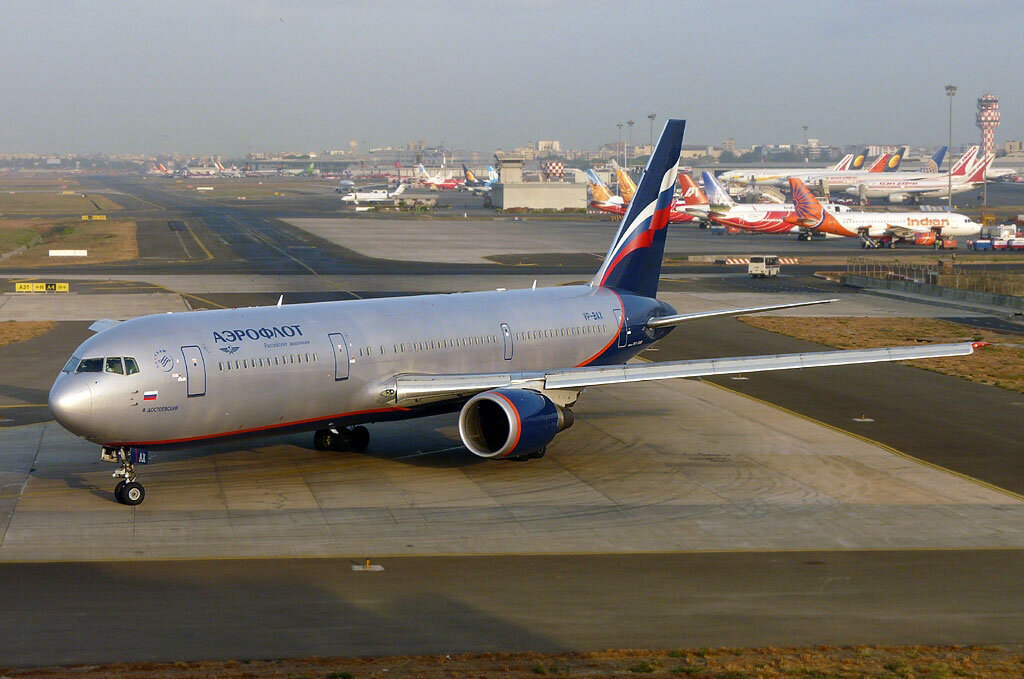 обойдется в 117-120 млн долларов, способен вместить до 230 человек, этот самолет идеален для людей, которые вынуждены часто перемещаться по миру и возить за собой целый штат сотрудников. Компания-производитель готова выполнить все предпочтения заказчика в интерьере и организации пространства.